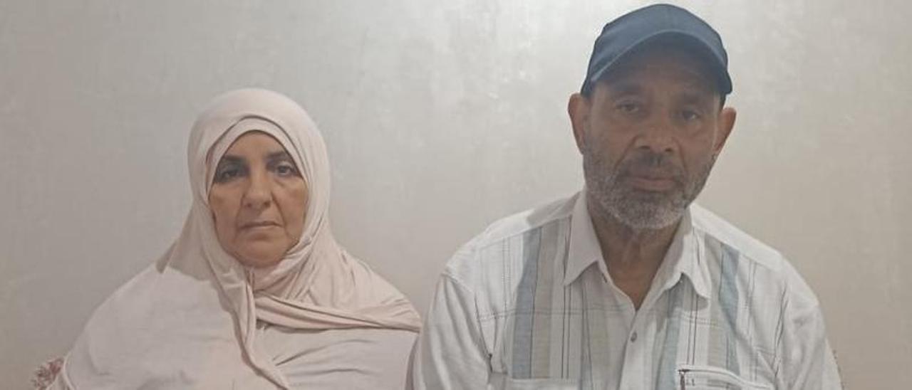 Malika Lwai y Mostafa Saadaoui, los padres de Imane Saadaoui, en su casa de Casablanca (Marruecos).