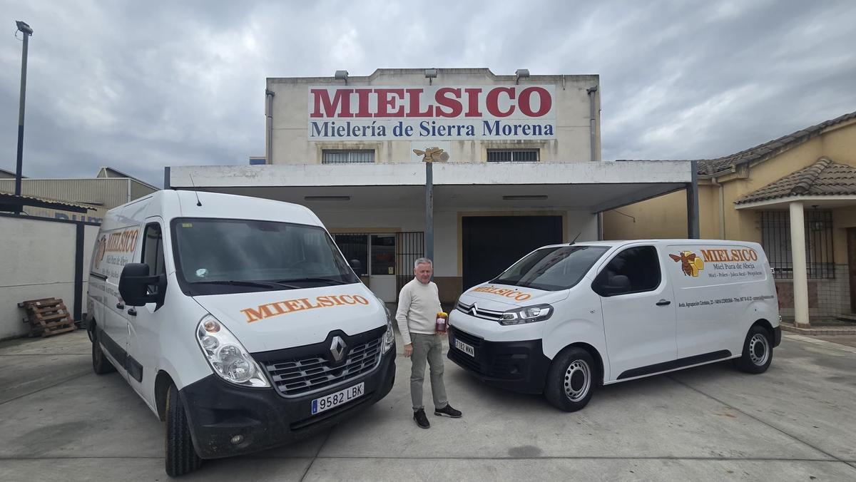 Rafael Castillo, ante las instalaciones de Mielsico en Córdoba, empresa adquirida por Castillo de Moriles.