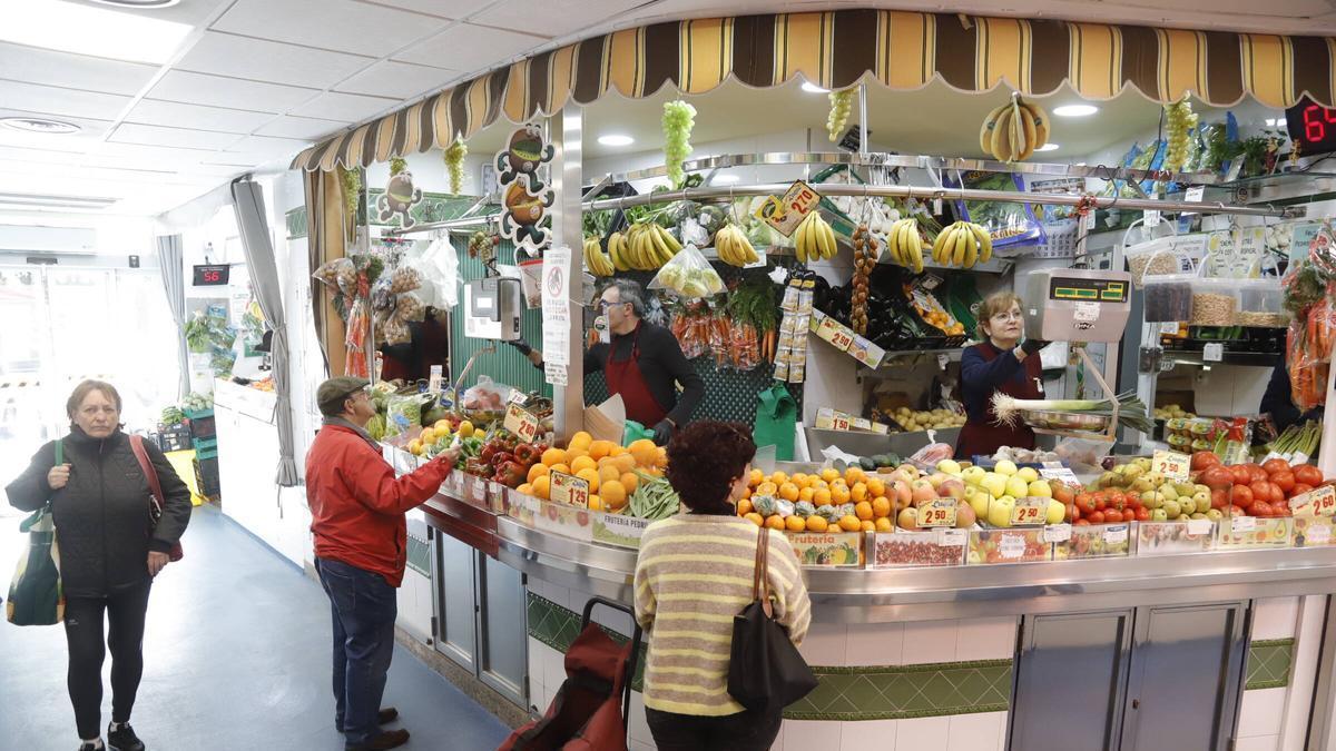 Puesto de frutas y verduras en el mercado de abastos de Ciudad Jardín.