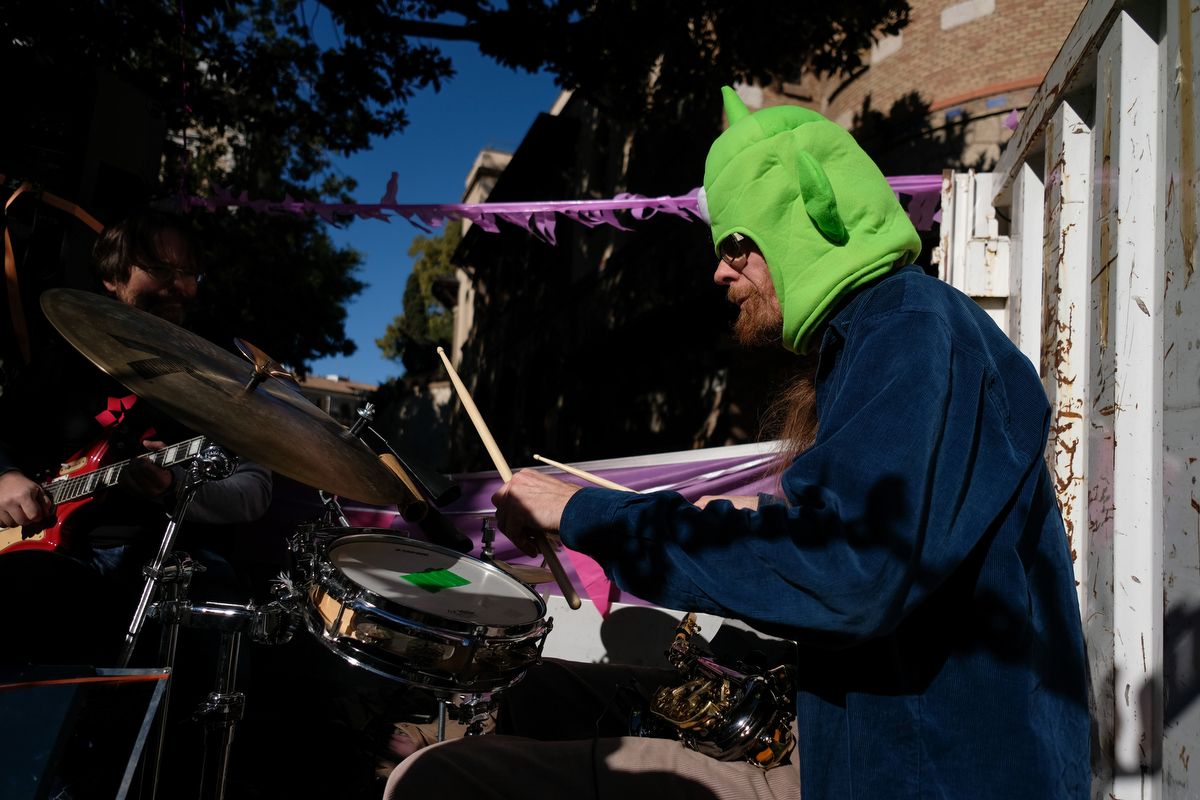 Manifestación en contra del desalojo de La Casa Invisible