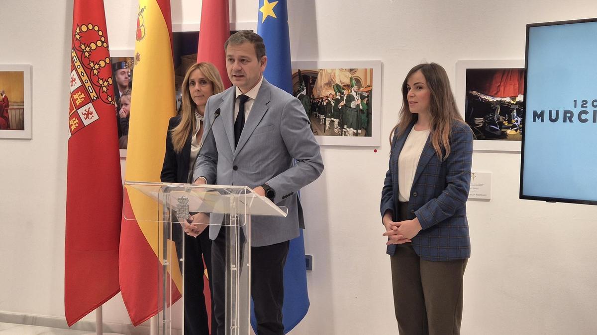 Pilar Torres (i.), Marco Antonio Fernández y Rebeca Pérez (d.) tras la Junta de Gobierno.