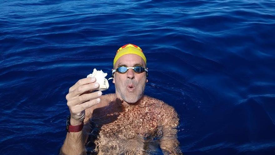 Emilio Tena convierte una travesía a nado entre Ibiza y Formentera en un grito de solidaridad por Gaza