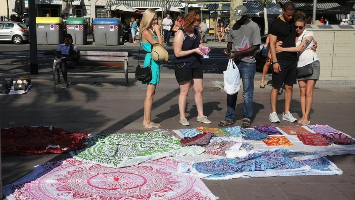 Manteros en el Paseo Joan de Borbó de la Barceloneta