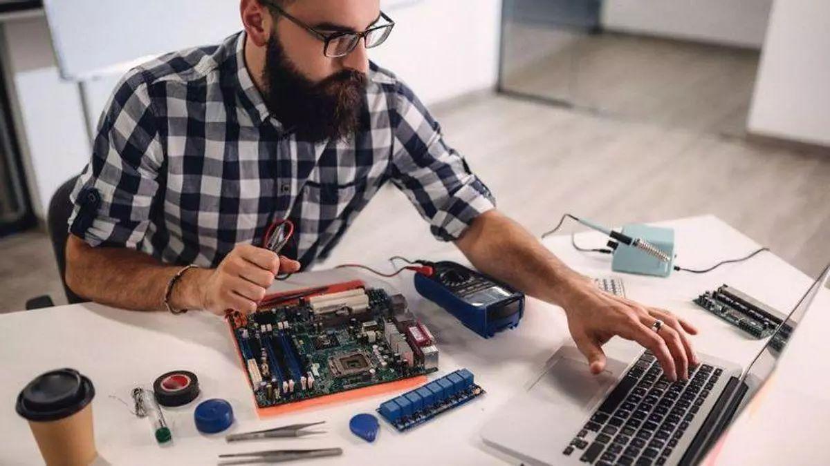 El programador que automatizó su trabajo y pasó seis años jugando en la oficina.