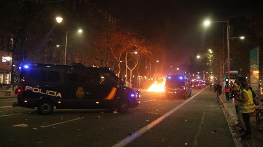 Una barricada en flames al centre de Barcelona.