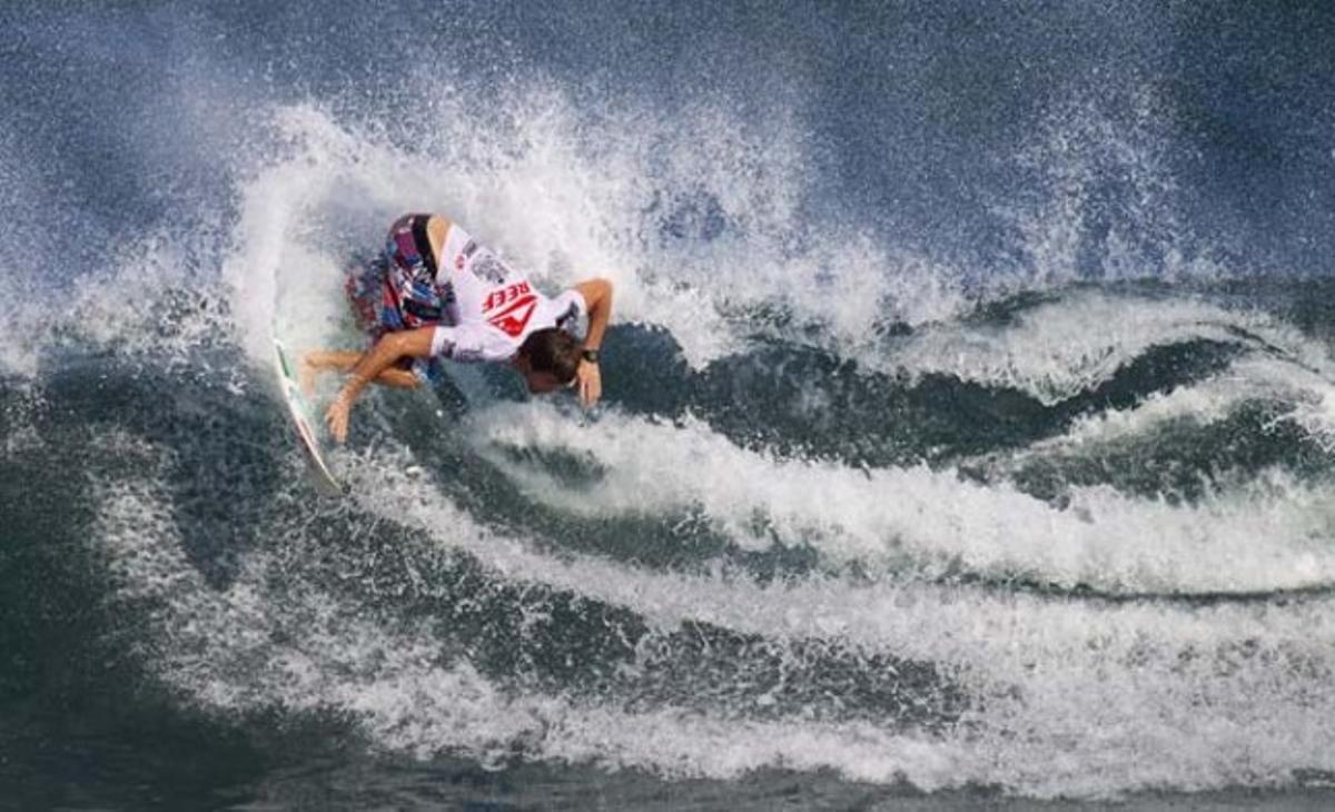 En la fotografia proporcionada per l’Associació de Professionals del Surf, Alain Riou competeix al Reef Hawaiian Pro que es disputa a Haleiwa (Hawaii).