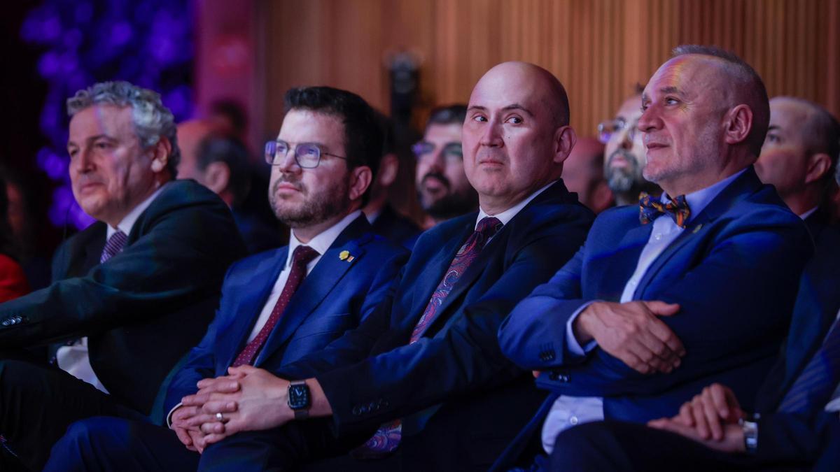 El president Aragonès junto Rick Suárez, presidente de AstraZeneca España, este jueves en el Liceu, en el aniversario del 'hub' de la farmacéutica en Barcelona.