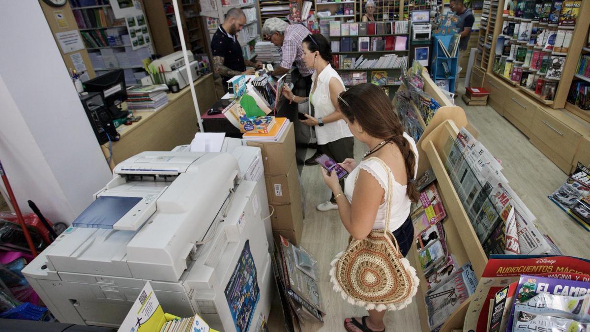 Varios clientes compran manuales en una librería de Murcia.