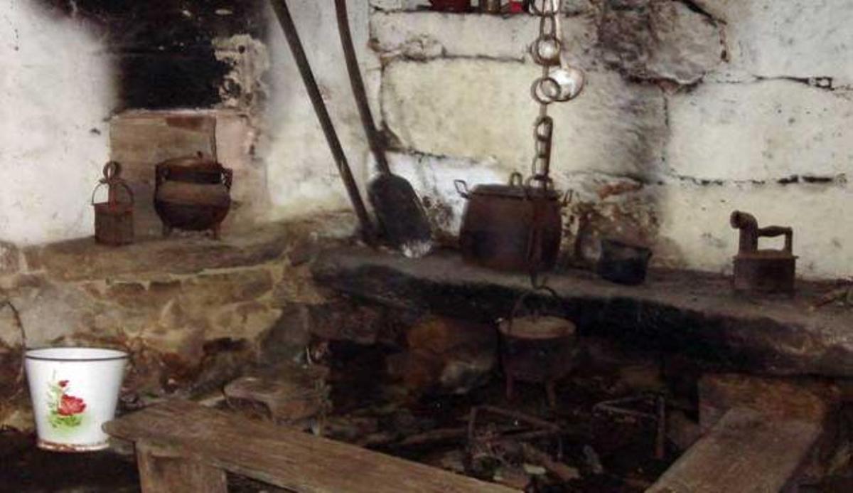 A lareira. A casa mostra como era a vida cotiá da Galicia campesiña. / T.G.