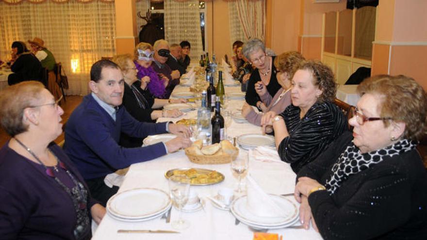 Asistentes a la cena de carnaval de San Roque.  // Noé Parga