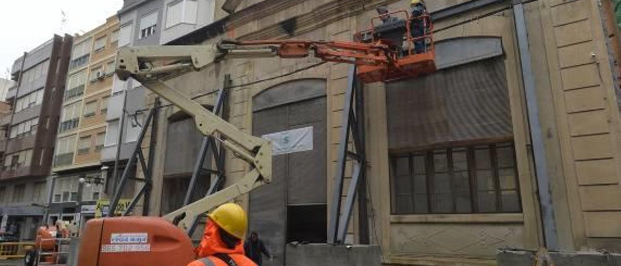 Los operarios trabajando ayer en el cambio del apuntalamiento de El Progreso para tratar de restablecer el tráfico.