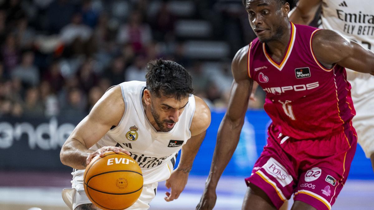 Facu Campazzo bota el balón ante el escolta de Hiopos Lleida Caleb Agada.