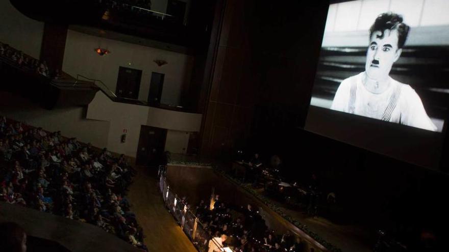 El Auditorio, abarrotado de público para ver y escuchar &quot;Tiempos modernos&quot; de Chaplin. miki lópez