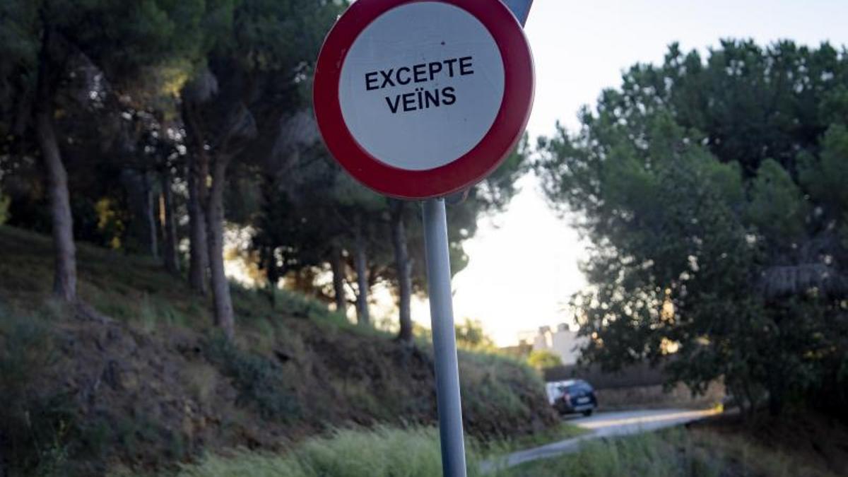 El cartel que indica el punto de la Carretera de les Aigües por donde solo pueden pasar los vecinos, una norma que muchos vehículos rompen.