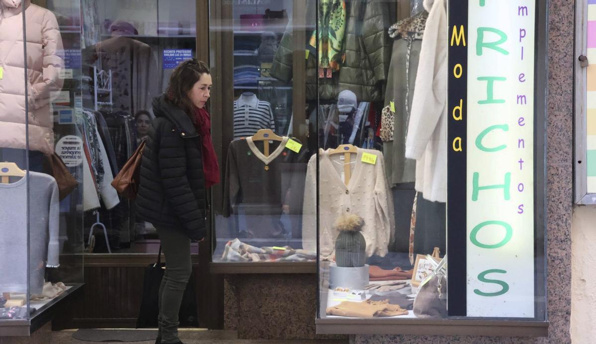 Una mujer sale de un comercio en la ciudad de Zamora.