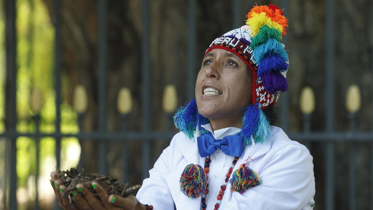 Una "boda" con un árbol en Madrid para alertar sobre la crisis climática en el Día de la Tierra