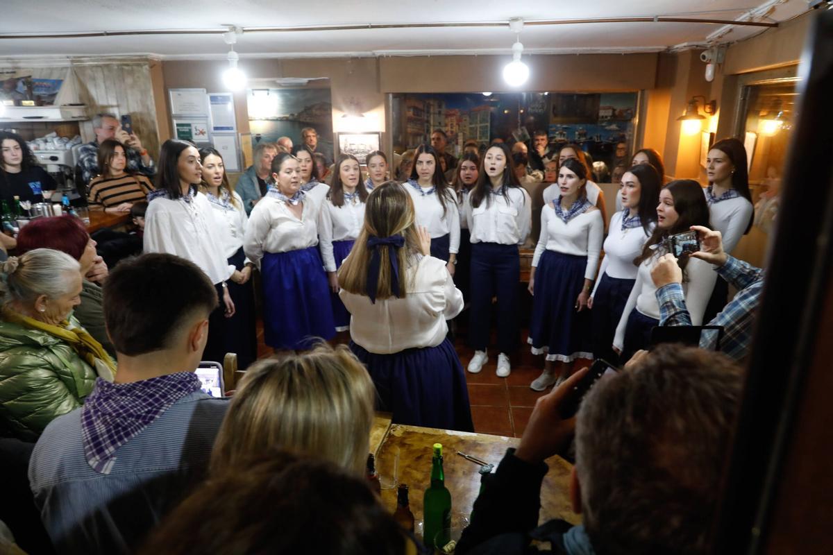 Un momento de la actuación del coro de la sidrería El Parque en las fiestas del Socorro del pasado año.