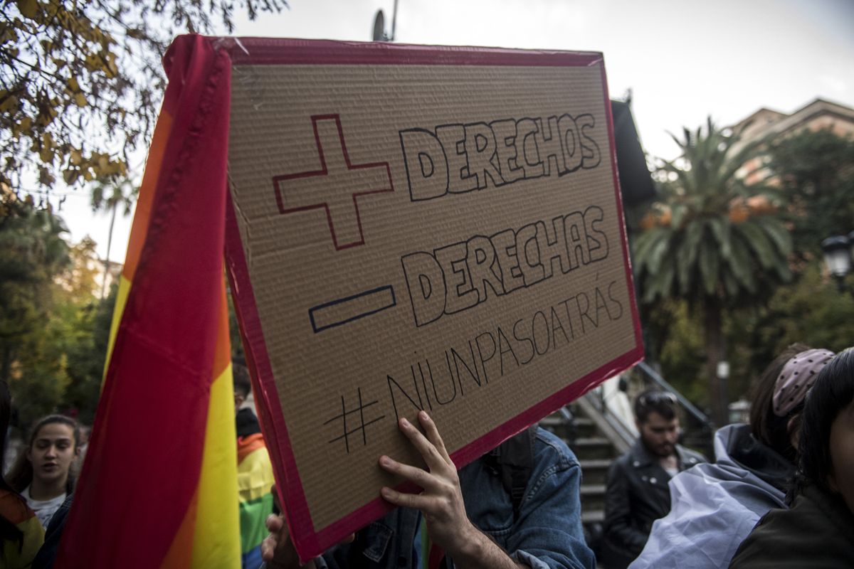 Fotogalería | Así fue la concentración en defensa de los derechos LGBTI en Cáceres