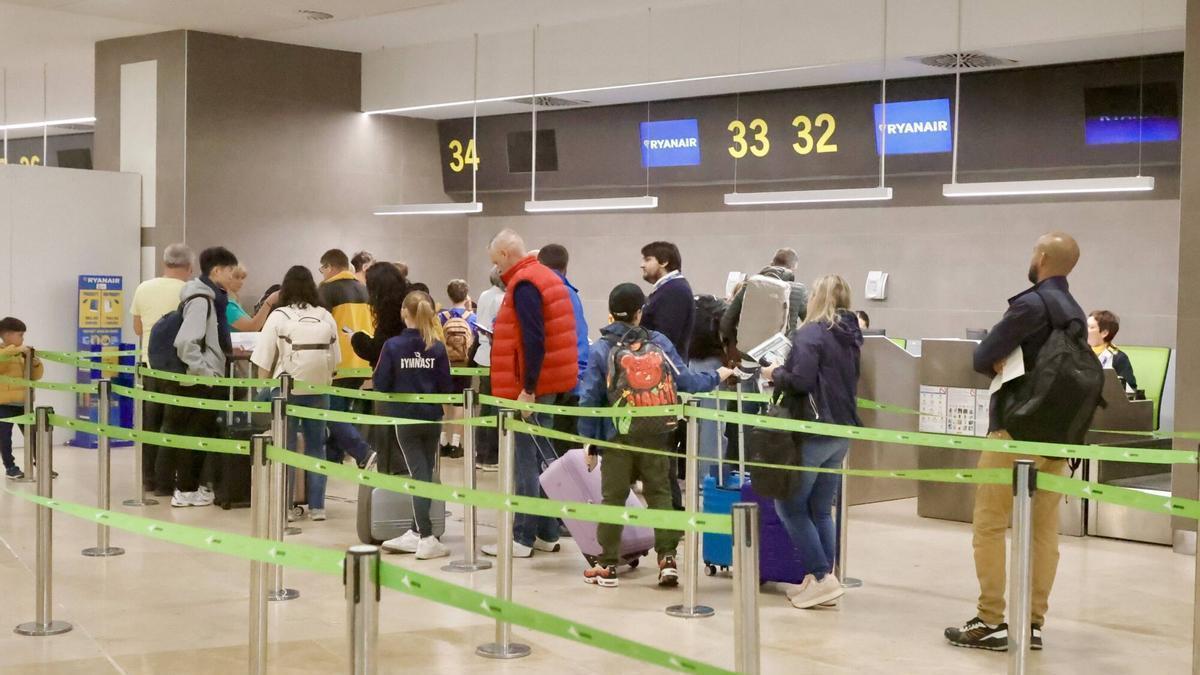 Viajeros en el aeropuerto de Manises