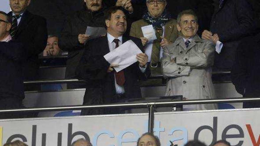 El presidente del Elche José Sepulcre, inhabilitado por la Liga, ayer en el palco de Balaídos.