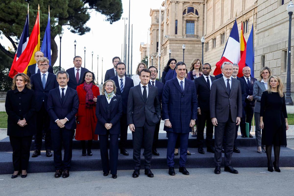 Foto de familia de los asistentes a la cumbre entre Francia y España celebrada en Barcelona.