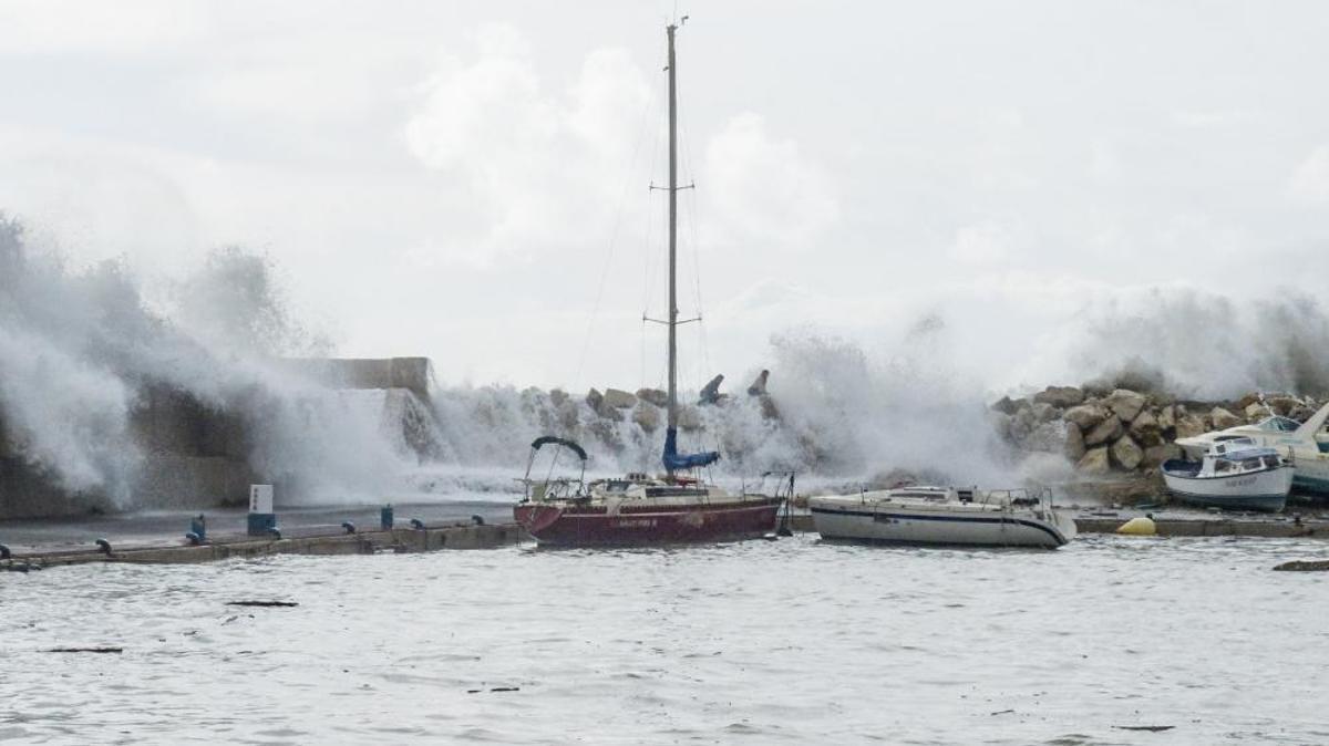 Una ola golpea a turistas que hacían fotos del temporal en Calp