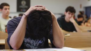 Un estudiante, antes del inicio de una prueba de la PAU en Madrid.