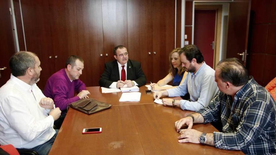 Los responsables regionales de CC OO y UGT, reunidos ayer con el consejero de Industria, Isaac Pola, al fondo.