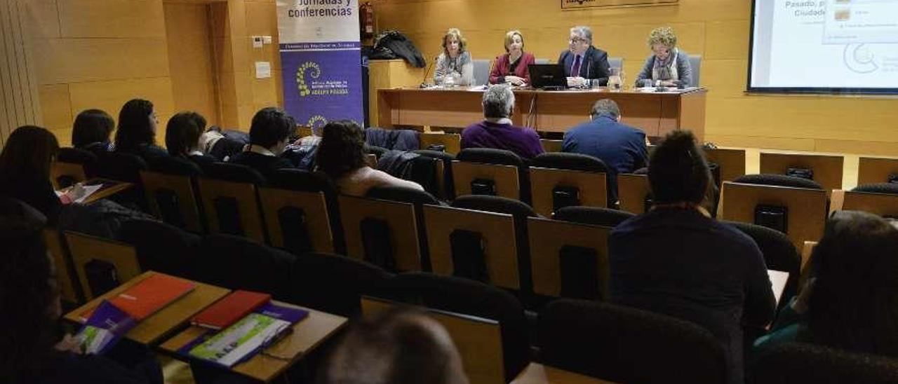 Participantes, ayer, en la inauguración del Aula municipal por los derechos de la infancia.