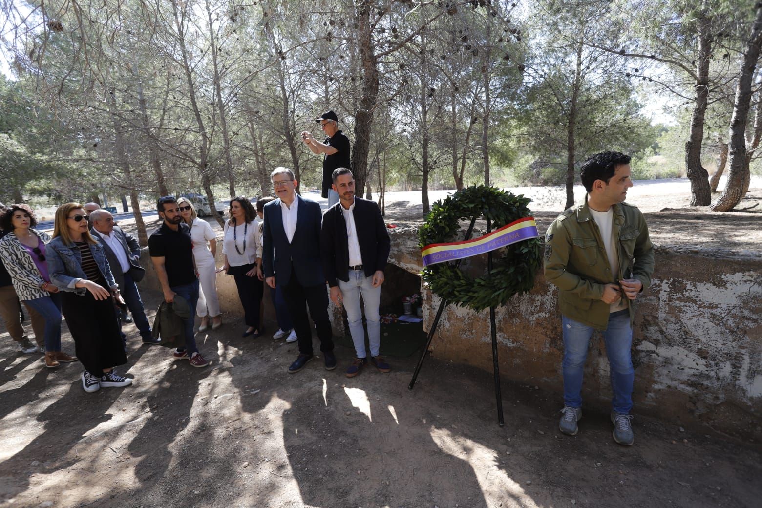 Celebración del 14 de abril en el paredón de España en Paterna