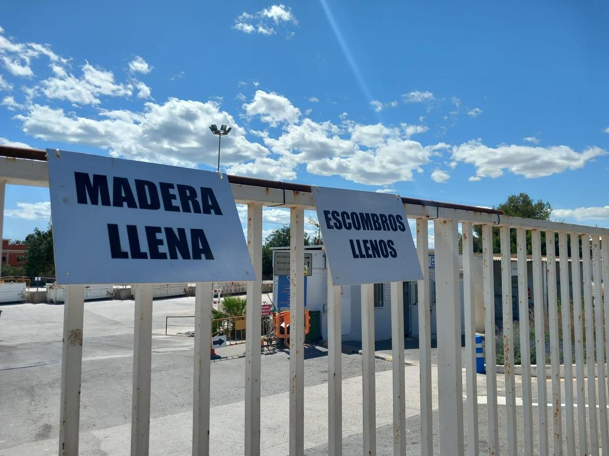 Carteles que indican el colapso del ecoparque de Aguamarga