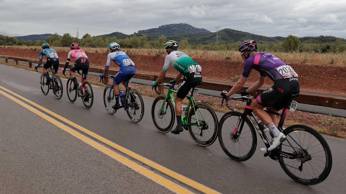 Diversos ciclistes disputant la segona etapa de la Vuelta.