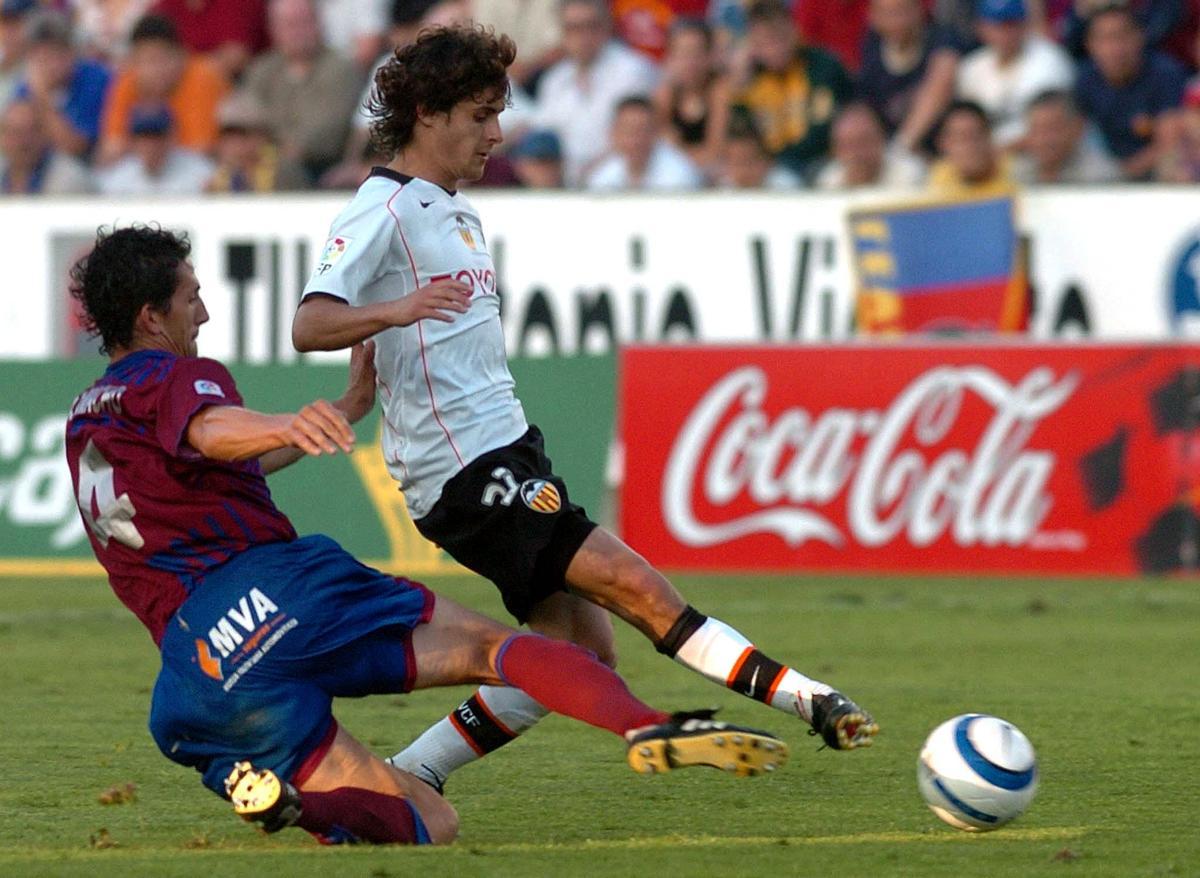 Aimar intenta rematar a puerta en plena entrada de Diego Camacho.