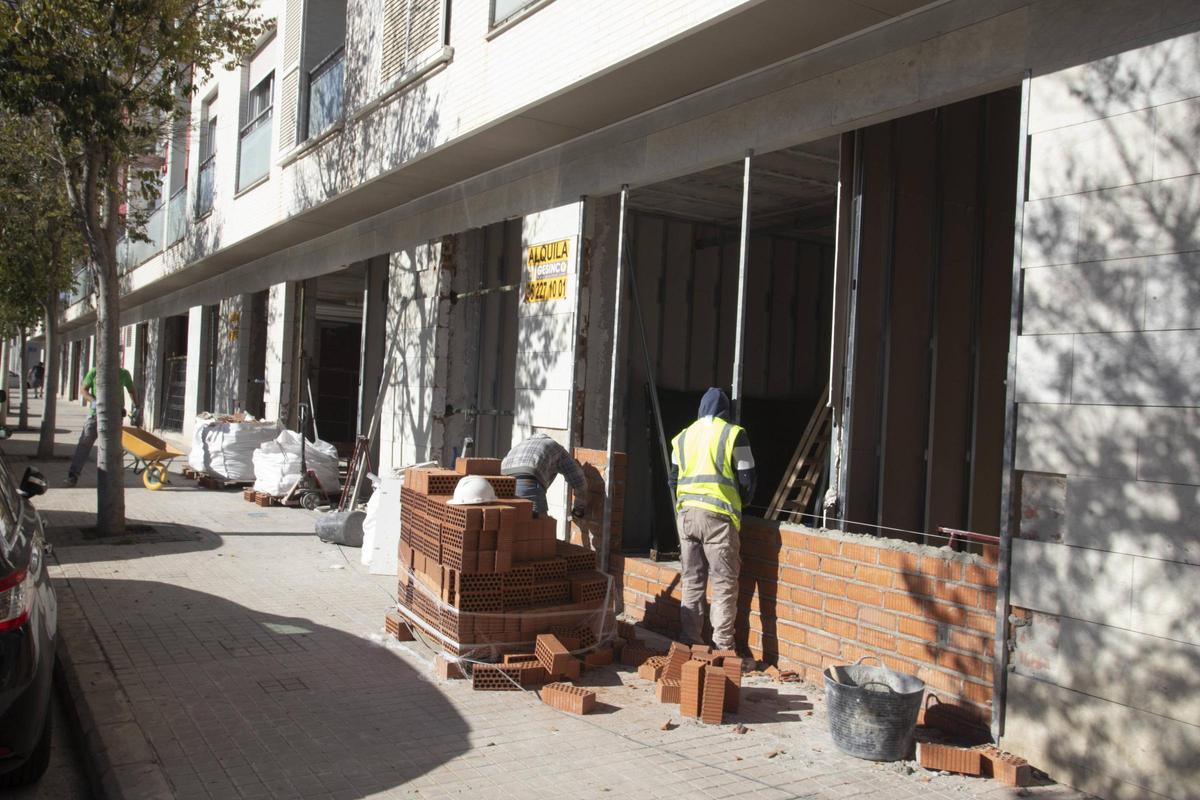 Obras de construcción de viviendas en los bajos de un edificio del sector Palasiet de Xàtiva, en una imagen de hace unos meses.