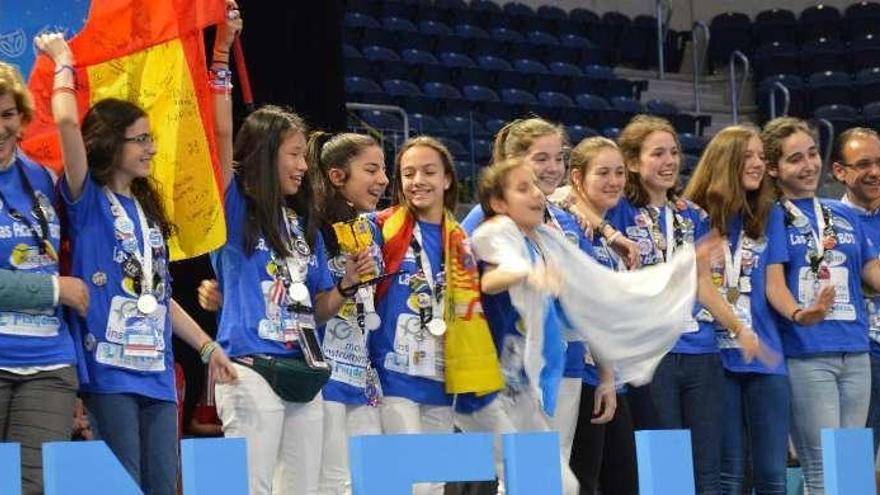 El equipo de robótica de Las Acacias, celebrando el premio alcanzado en Uruguay.