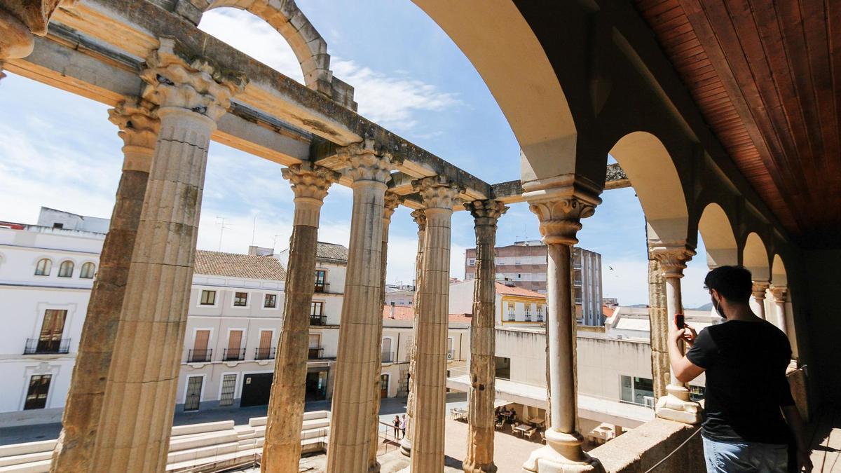 Turistas en el Palacio de los Corbos, uno de los últimos espacios abiertos a la visita en Mérida.