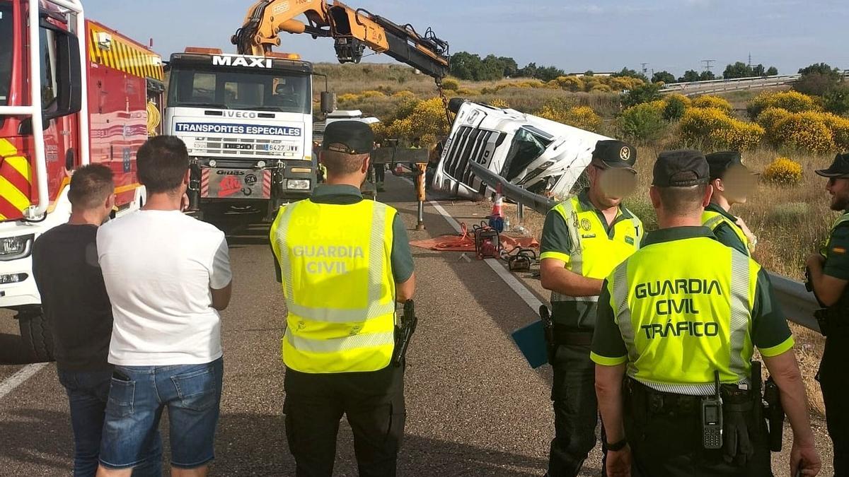 Camión accidentado en la A-66 en Monfarracinos (Zamora), en un accidente mortal.