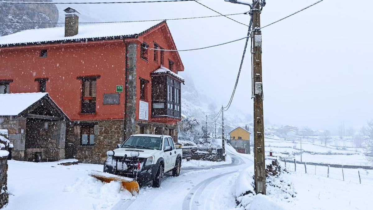 Un vehículo quitanieves en Valle de Lago.