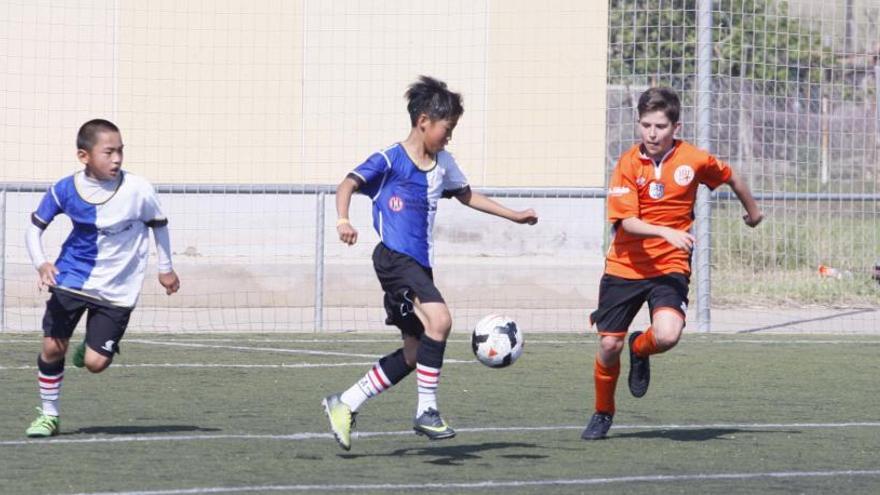 Partit de futbol formatiu en una imatge d&#039;arxiu