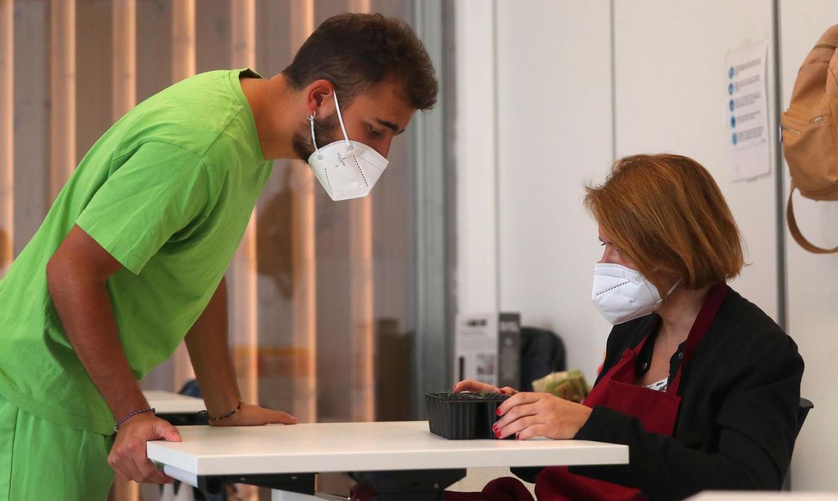 Arantxa Salvador realiza ejercicios mentales, el pasado jueves, en la Asociación Nueva Opción de València.  | F. CALABUIG