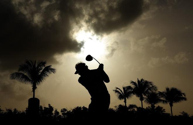 Carlos Franco calienta en el primer hoyo durante la priemera ronda del Open de Puerto Rico en el Coco Beach Golf and Country Club en Rio Grande, Puerto Rico.