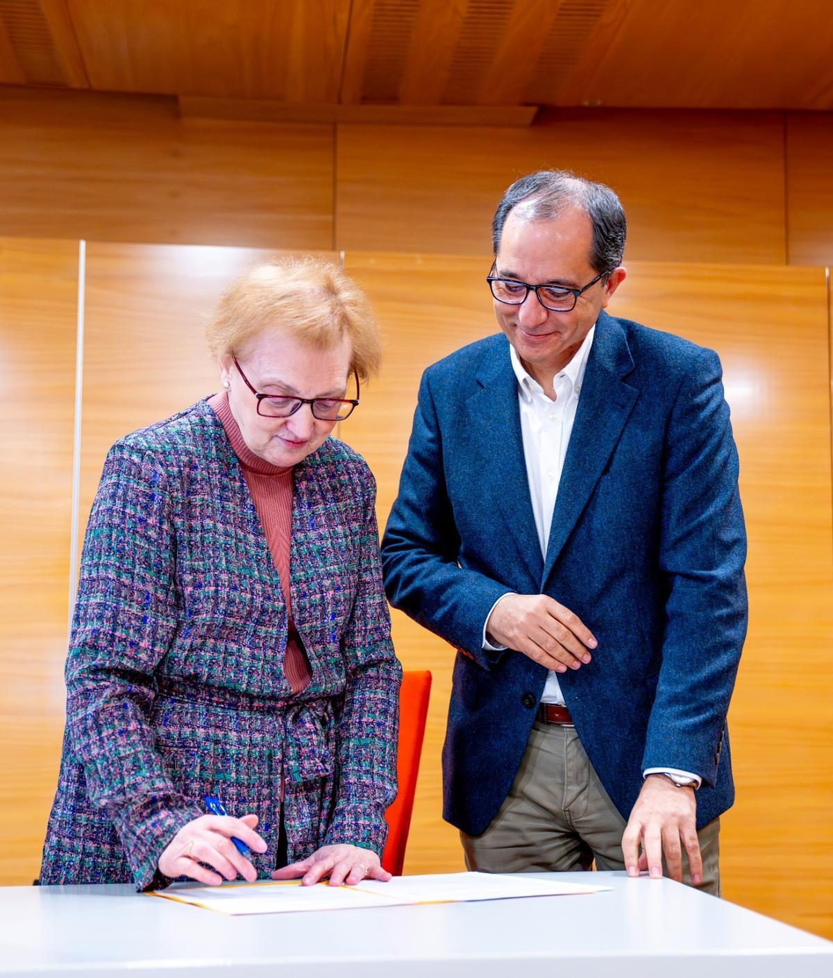 Juan Luis Gandia formalizando su candidatura