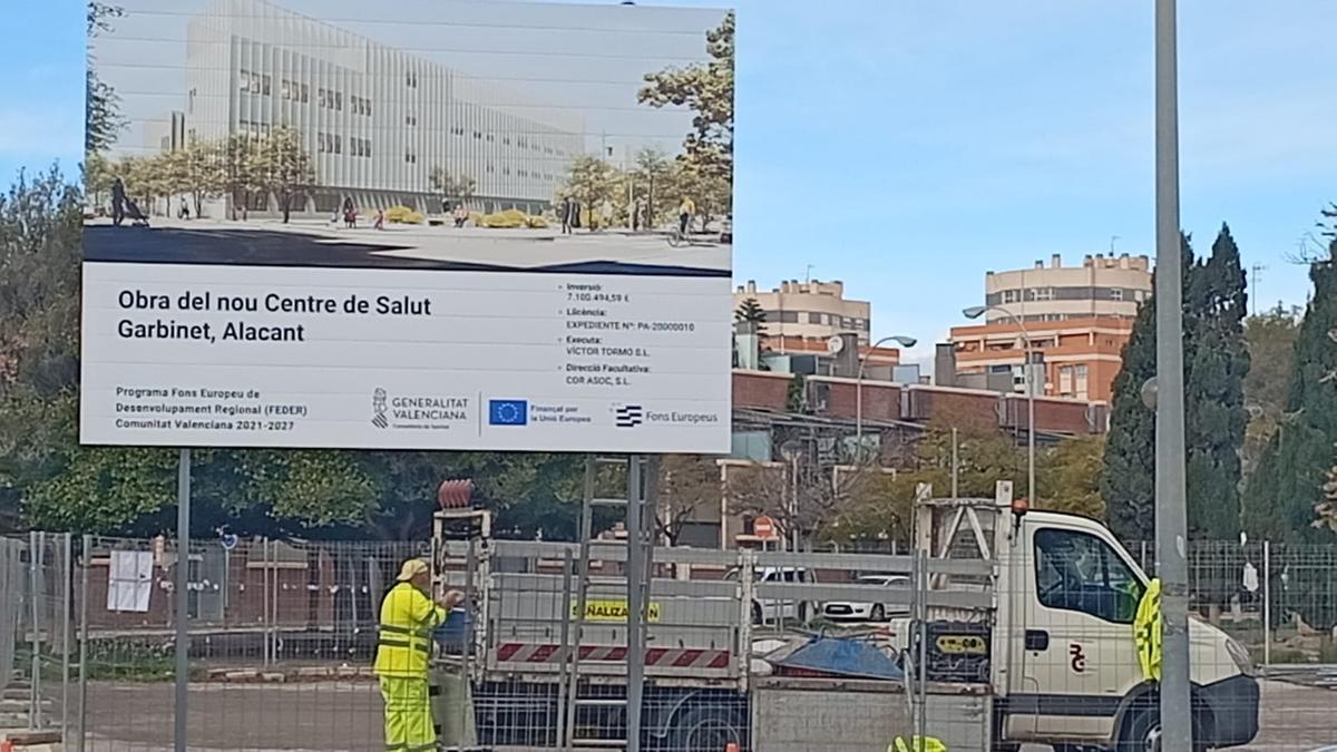 El cartel de obra de nuevo instalado en la parcela del futuro centro de salud del Garbinet