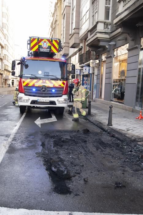 Un coche arde en la plaza de Pontevedra