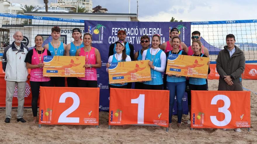 La entrega de trofeos con el concejal de Deportes de Gandia, Jesús Naveiro