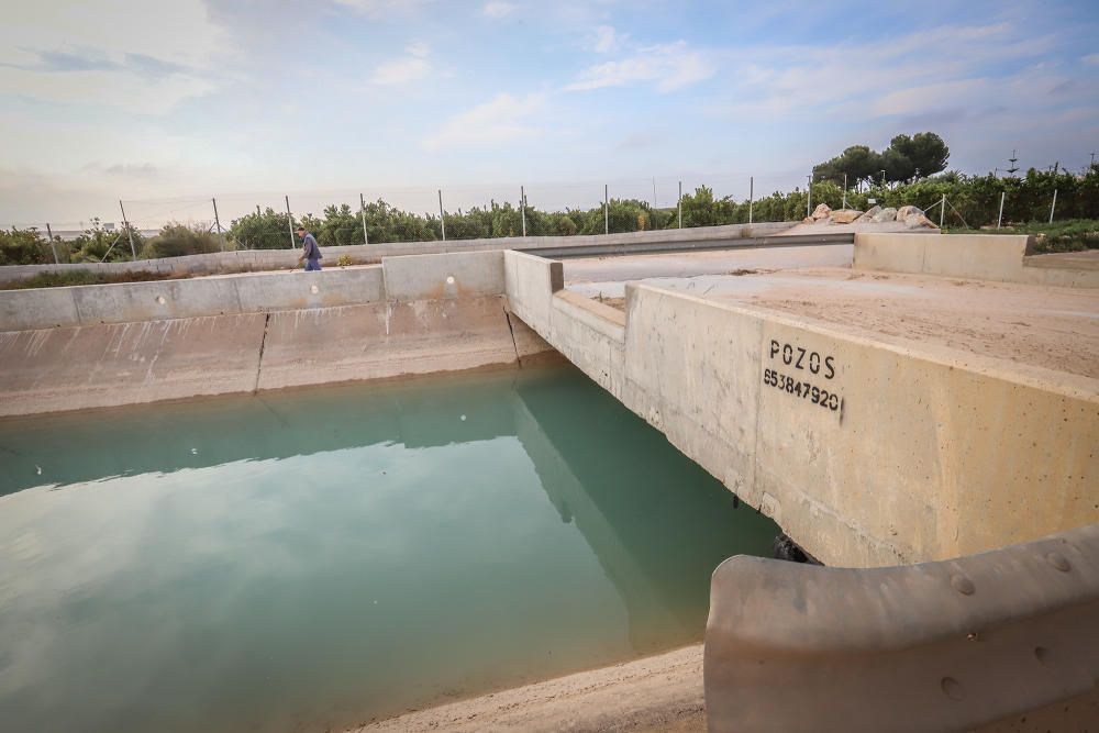 La obra realizada por la CHS en 2010 para evitar que el canal se inundara con caudales de las avenidas de las ramblas inunda tres barrio rurales de Pilar de la Horadada cuando hay lluvias torrenciales