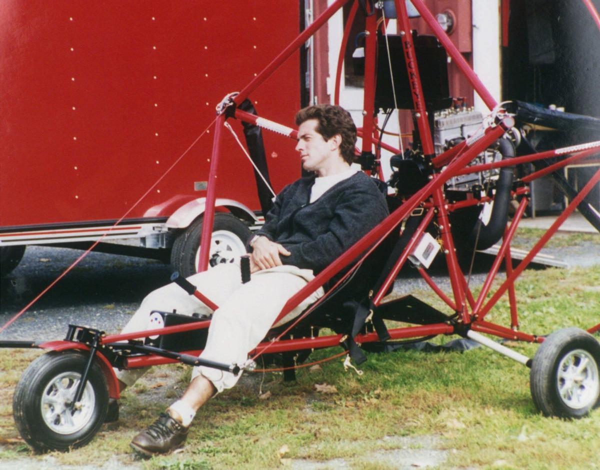 AP -CHRIS HOWARD-30/12/97-ARGOS- ARCHIVO -- John F. Kennedy Jr. sentado a los controles de un paracaídas motorizado en Argos, Indiana, en esta fotografía de 1997. Kennedy murió en un accidente aéreo el 16 de julio de 1999 que también se cobró la vida de su esposa Carolyn Bessette y su hermana Lauren Bessette. Buckeye Industries, con sede en Argos, está subastando este paracaídas motorizado que Kennedy compró en 1996 y luego lo cambió por un modelo más nuevo. La oferta actual supera los 400.000 dólares. (Foto AP/Chris Howard)