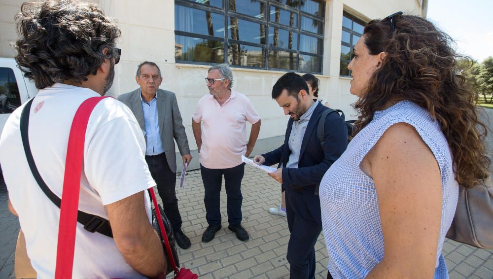 Protesta contra los barracones en La Almadraba