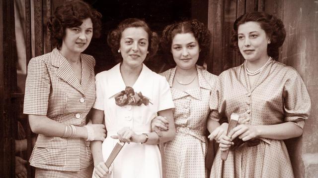 Ana López (la última de la derecha) y su hermana Joaquima (de blanco), con otras modistas del taller de Balenciaga en Barcelona.