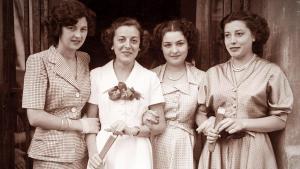 Ana López (la última de la derecha) y su hermana Joaquima (de blanco), con otras modistas del taller de Balenciaga en Barcelona.